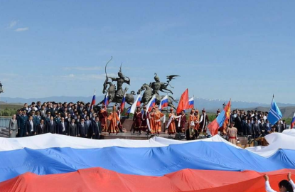 Городская ярмарка ко Дню России на Площади Арата